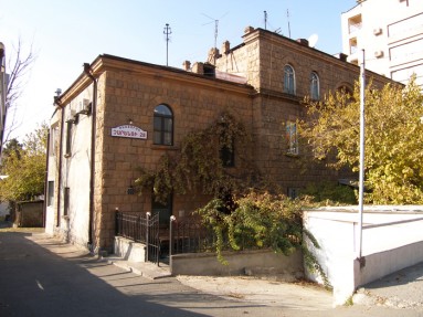 Three storey apartment building on Charents St
