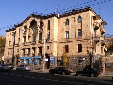 Four storey apartment on Charents st.